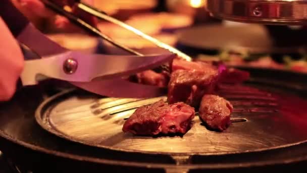 Marhahúst Főz Egy Koreai Étteremben Felvágja Húst Sütéshez Közelről Koreai — Stock videók