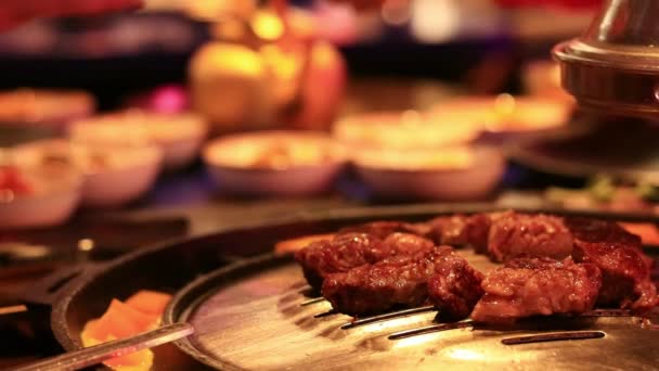 Koreanisches Grillen Grillen Einem Restaurant Braten Von Fleisch Tisch Auf — Stockvideo
