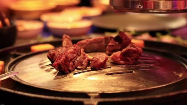 Kore Restoranında Biftek Pişirmek Izgaraya Peynir Koymak Yakın Plan Kore — Stok video