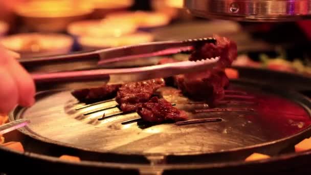 Kore Restoranında Biftek Pişirmek Eti Pişirmek Için Teslim Etmek Yakın — Stok video