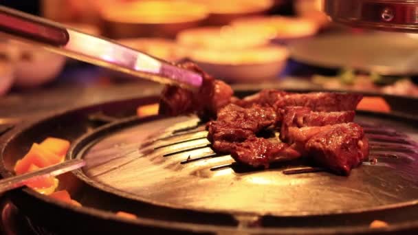 Cuire Bœuf Dans Restaurant Coréen Retourner Viande Pour Cuisiner Gros — Video