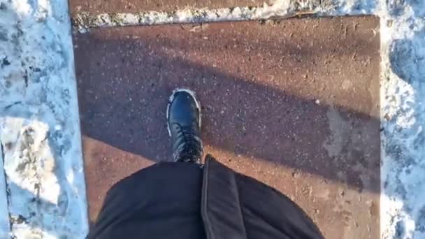 Frauenbeine Laufen Winter Die Straße Hinunter Ich Perspektive Nahaufnahme Menschlicher — Stockvideo