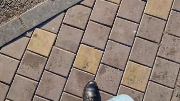 Жіночі Ноги Йдуть Вулиці Вид Від Першої Особи Ноги Пішохода — стокове відео