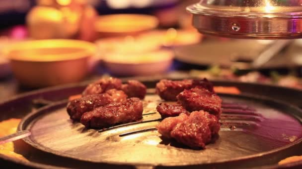 Cozinhar Carne Restaurante Coreano Virar Carne Para Cozinhar Close Churrasco — Vídeo de Stock