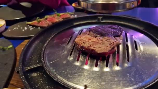 Rindfleisch Einem Koreanischen Restaurant Großaufnahme Koreanisches Grillen Braten Fleisch Tisch — Stockvideo