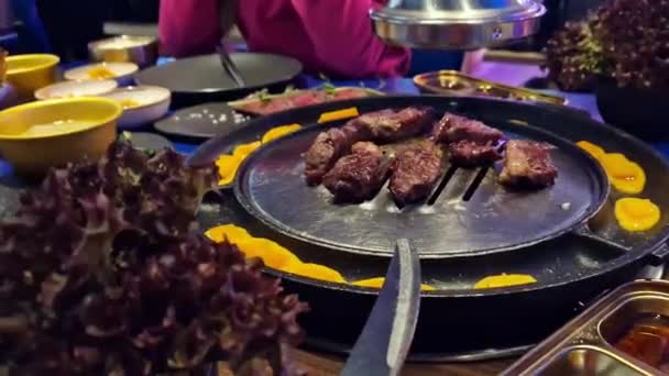 Rindfleisch Einem Koreanischen Restaurant Großaufnahme Koreanisches Grillen Braten Fleisch Tisch — Stockvideo