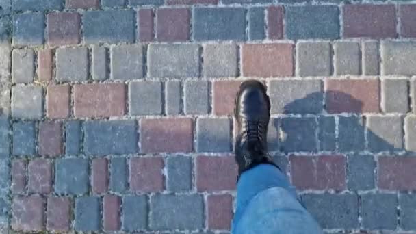 Weibliche Füße Auf Einem Gefliesten Pfad Ich Perspektive Nahaufnahme Menschlicher — Stockvideo