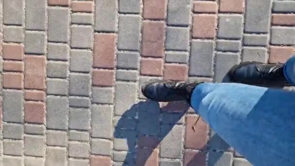 Θηλυκά Πόδια Που Περπατούν Κατά Μήκος Ενός Μονοπατιού Πλακάκια Κοντινό — Αρχείο Βίντεο