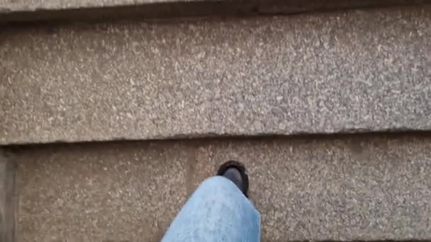 女人的腿走上台阶 第一眼看到 走在街上的人类脚的特写 地铁或地下通道的台阶 — 图库视频影像