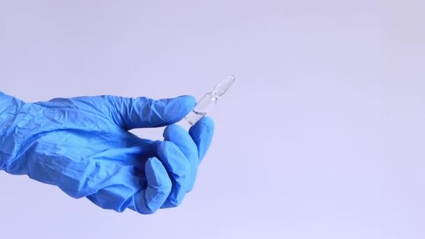 Ręka Kobiety Niebieskiej Rękawicy Medycznej Trzyma Szklaną Ampułkę Lekarstwem Szklane — Wideo stockowe