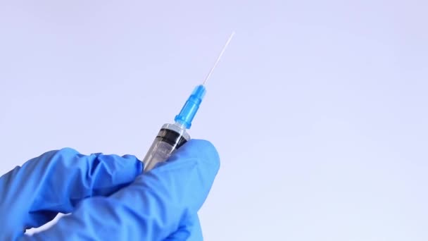 一个戴蓝色医疗手套的女人的手拿着注射器 护士或医生用2毫升注射器 接种疫苗 — 图库视频影像