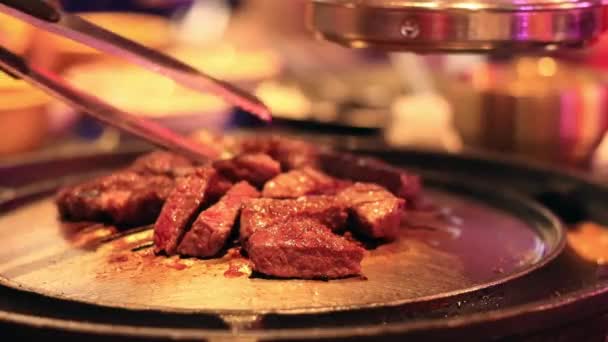 Rundvlees Koken Een Koreaans Restaurant Het Vlees Overdragen Aan Kok — Stockvideo