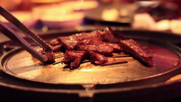 Rundvlees Koken Een Koreaans Restaurant Het Vlees Overdragen Aan Kok — Stockvideo