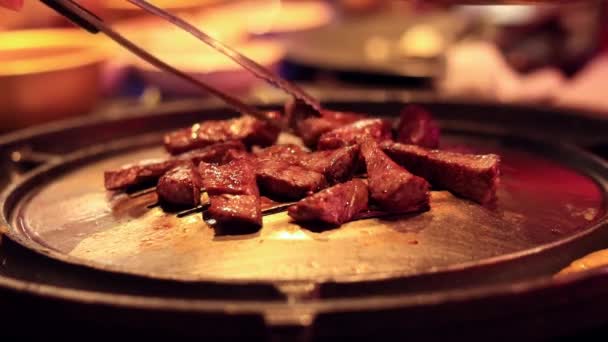 Marhahúst Főzni Egy Koreai Étteremben Megfordítani Húst Hogy Főzzön Közelről — Stock videók