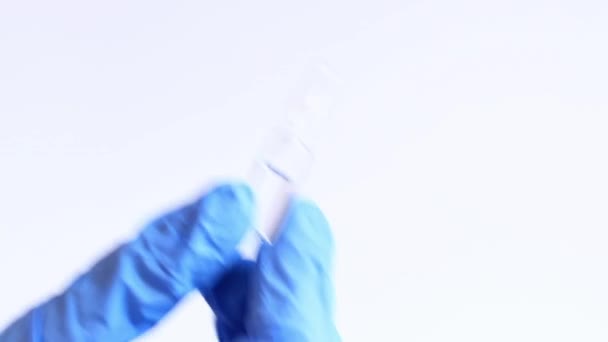 Egy Keze Egy Kék Orvosi Kesztyűben Egy Üvegampullát Tart Üvegampullák — Stock videók