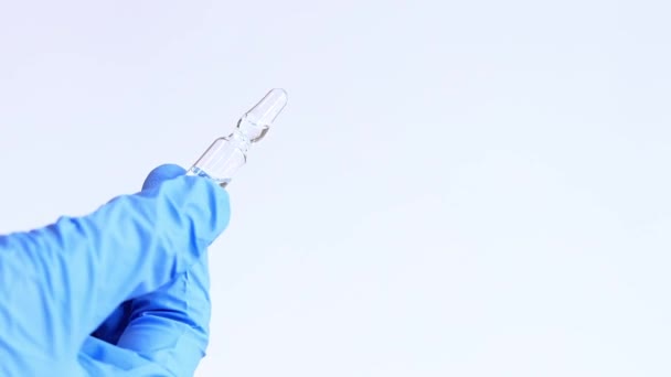 Ręka Kobiety Niebieskiej Rękawicy Medycznej Trzyma Szklaną Ampułkę Szklane Ampułki — Wideo stockowe