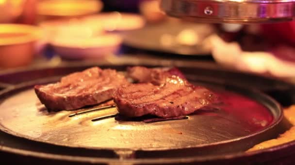在韩国餐馆煮牛肉 把肉翻过来煮 — 图库视频影像