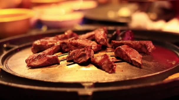 Matlagning Nötkött Koreansk Restaurang Vända Köttet Över För Att Laga — Stockvideo
