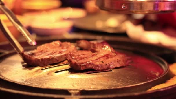 Rindfleisch Einem Koreanischen Restaurant Kochen Fleisch Zum Kochen Umdrehen Nahaufnahme — Stockvideo