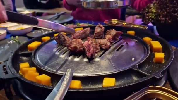 Готовить Говядину Корейском Ресторане Переворачивать Мясо Готовить Крупным Планом — стоковое видео
