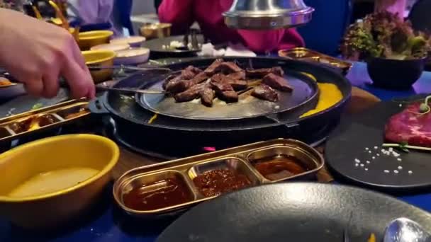 Rindfleisch Einem Koreanischen Restaurant Kochen Fleisch Zum Kochen Umdrehen Nahaufnahme — Stockvideo