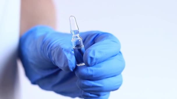Ręka Kobiety Niebieskiej Rękawicy Medycznej Trzyma Szklaną Ampułkę Lekarstwem Ampułki — Wideo stockowe