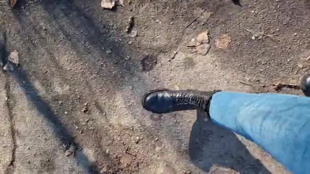 Frauenbeine Gehen Den Weg Entlang Ich Perspektive Nahaufnahme Menschlicher Füße — Stockvideo