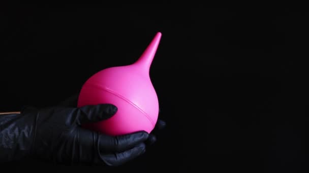 Egy Kéz Egy Fekete Latex Kesztyűben Egy Nagy Rózsaszín Beöntést — Stock videók