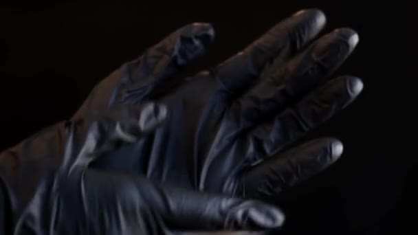 Vrouwelijke Handen Zwarte Latex Handschoenen Een Zwarte Achtergrond Geneeskunde Gezondheidszorg — Stockvideo
