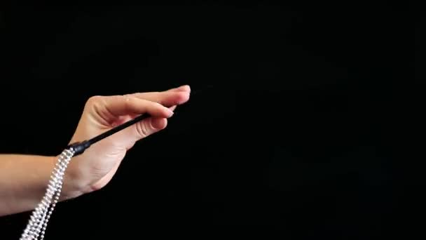 Kézben Egy Dekoratív Ostor Fém Golyókkal Sötét Háttérben Szexuális Bűnrészesség — Stock videók