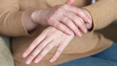 El kremi. Kadın elleri cildine yaşlanmayı önleyici krem sürerler, yakın plan. Nemlendirici el kremi. Cilt bakımı