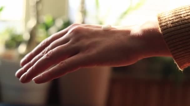 Creme Mão Mãos Femininas Aplicam Creme Envelhecimento Pele Close Creme — Vídeo de Stock