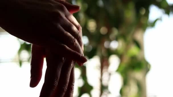 Krém Ruce Ženské Ruce Naneste Proti Stárnutí Krém Kůži Zblízka — Stock video