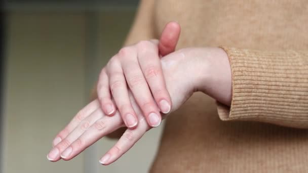 Handcreme Weibliche Hände Tragen Aging Creme Aus Nächster Nähe Auf — Stockvideo