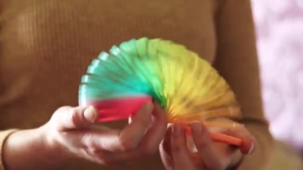Regnbågens Vårleksak Flexibel Plast Leksak Regnbågens Färger Kvinnas Händer Närbild — Stockvideo