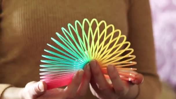 Juguete Primavera Rainbow Juguete Plástico Flexible Colores Arcoíris Las Manos — Vídeo de stock