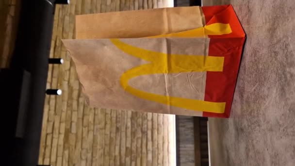 키예프 우크라이나 2024년 28일 맥도날드의 패스트 레스토랑 로고와 테이블에 테이크아웃 — 비디오