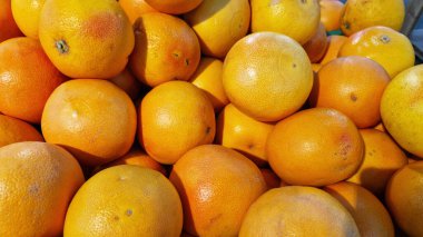 Markette meyve, plastik kutularda greyfurt satışı. Bir greyfurt bir süpermarkette indirimde. Greyfurt satmak, seçici odaklanma. C vitamini içeren ürünler