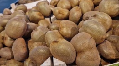 Dükkanda kivi satışı, yakın plan. Süpermarkette satılık kiviler. Gıda arkaplanı