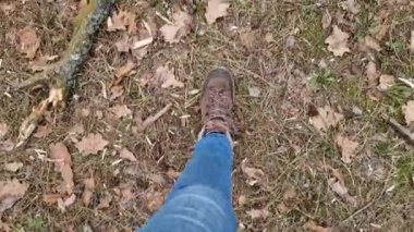 Kyiv, Ukrayna 6 Mart 2024: Yürüyüş ayakkabılarıyla ormanda yürümek, birinci şahıs manzarası. Kadının bacakları yakın çekim, adımlar. İlkbaharda orman, güzel havada.