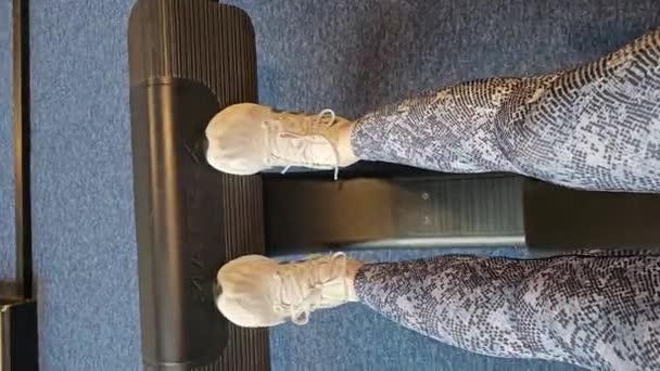 Knokke Heist Belgium March 2024 Leg Exercises Knee Rehabilitation Gym — 图库视频影像