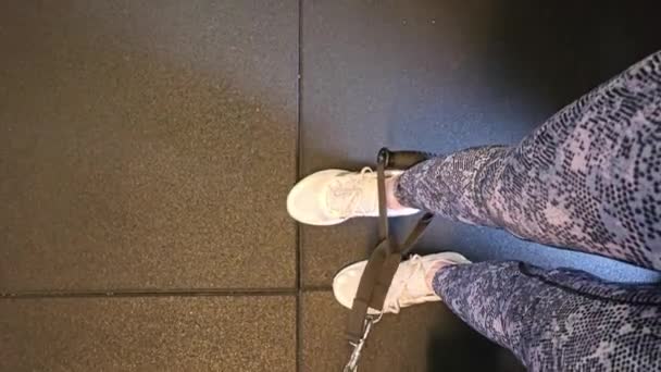 2024年3月5日 ベルギーのノック ヒスト 脚の練習 膝のリハビリテーション レギンスの女性の足は 脚の筋肉を強化するためにジムでエクササイズを行います — ストック動画