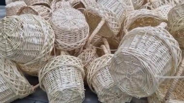 Hasır sepetler üst üste dizilmiş, yakın plan. Paskalya için beyaz hasır sepetler, meyve ya da sebze. Sepet satılıyor