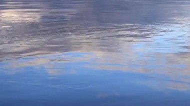 Sudaki bulutların yansıması. Göldeki, nehirdeki ya da taşocağındaki suyun yüzeyi. Sudaki dalgalanmalar. Suyun güzel rengi. Doğal arkaplan