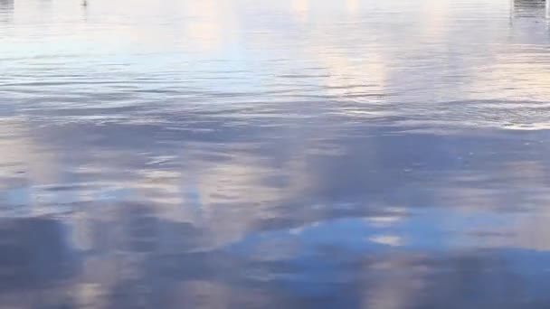 云在水中的反射 湖面湖泊 河流或被水淹没的采石场中的水面水面上的波纹 美丽的水的颜色 自然背景 — 图库视频影像