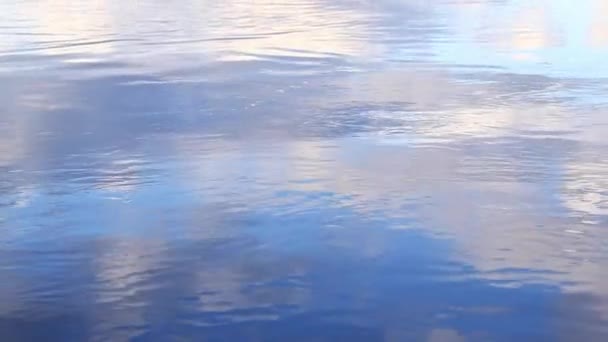 Reflexão Nuvens Água Superfície Água Lago Rio Pedreira Inundada Ondulações — Vídeo de Stock