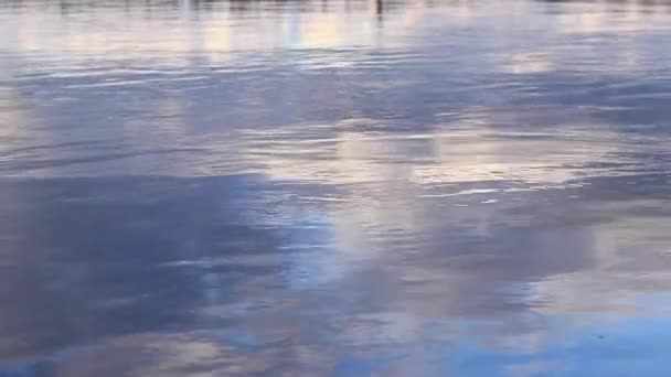 Reflexão Nuvens Água Superfície Água Lago Rio Pedreira Inundada Ondulações — Vídeo de Stock