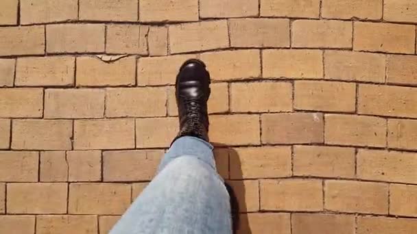 Weibliche Beine Blauen Jeans Laufen Eine Straße Entlang Die Mit — Stockvideo