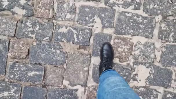 Pernas Femininas Jeans Azuis Caminham Longo Caminho Paralelepípedos Vista Primeira — Vídeo de Stock