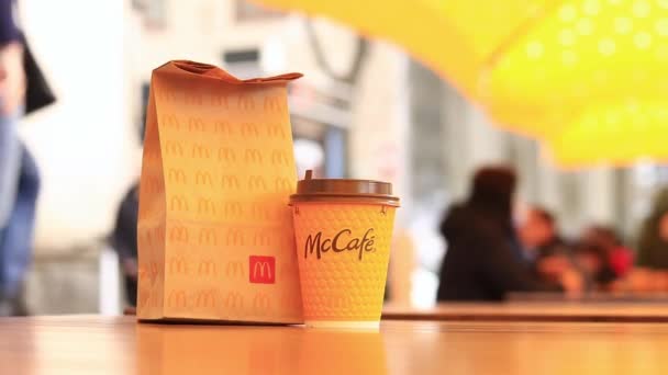 키예프 우크라이나 2024년 22일 맥도날드의 패스트 레스토랑에서 음식과 일회용 노란색 — 비디오